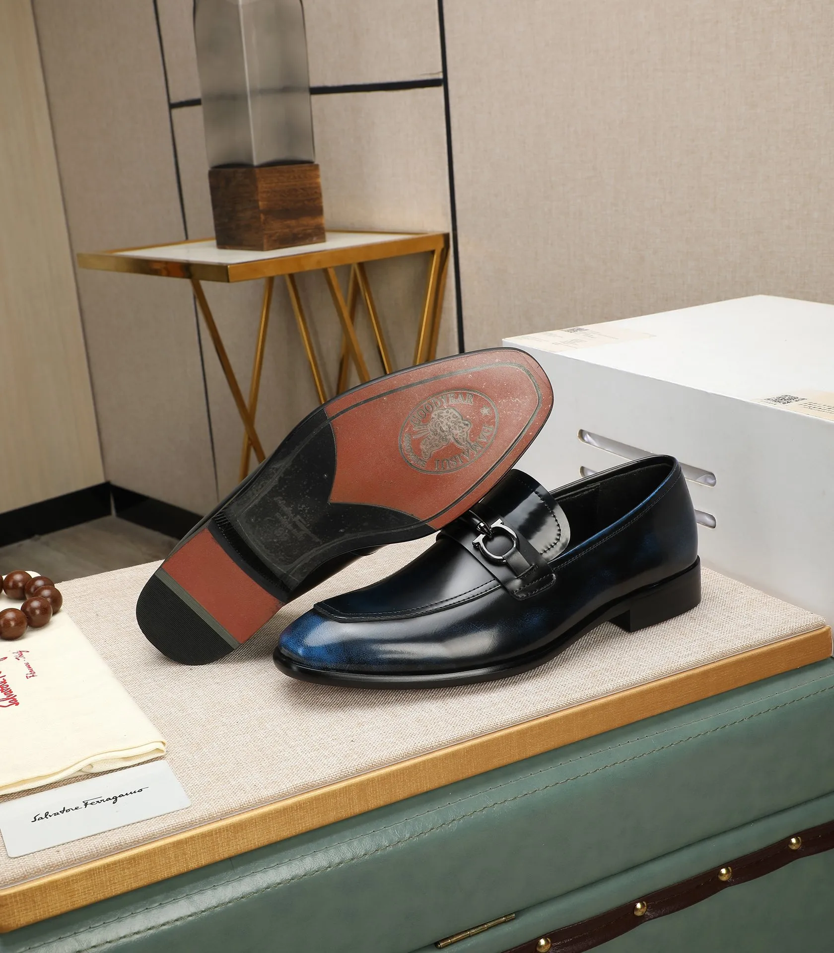 Men's shoes 💰540📛📛(water-dyed cowhide) Salvatore Ferragamo high-end (Salvatore Ferragamo) is the world's top luxury footwear brand. It comes from the fashion kingdom of Italy and is famous all over the world for its traditional handmade design and novel styles...🚶🏻🚶🏻New suit shoes are available simultaneously at the counter. This model is purely handmade. The fabric is imported from Italy's original first-layer cowhide. Soft water-dyed cowhide lining. Original authentic outsole🌀🌀Size: 38➖44 (45 customized)